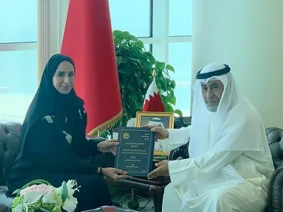 الموظفة هيا الكعبي تنال درجة الماجستير