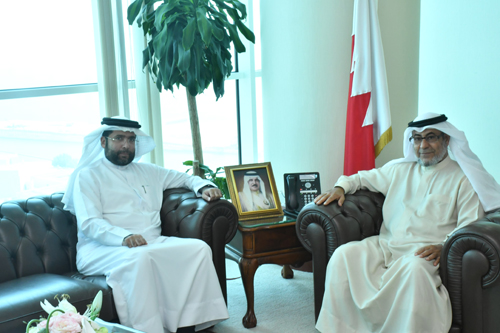 مشيدًا بجهود المركز في توحيد الخطاب الإعلامي الحكومي، وزير المجلسين يستقبل القائم بأعمال الرئيس التنفيذي لمركز الاتصال الوطني