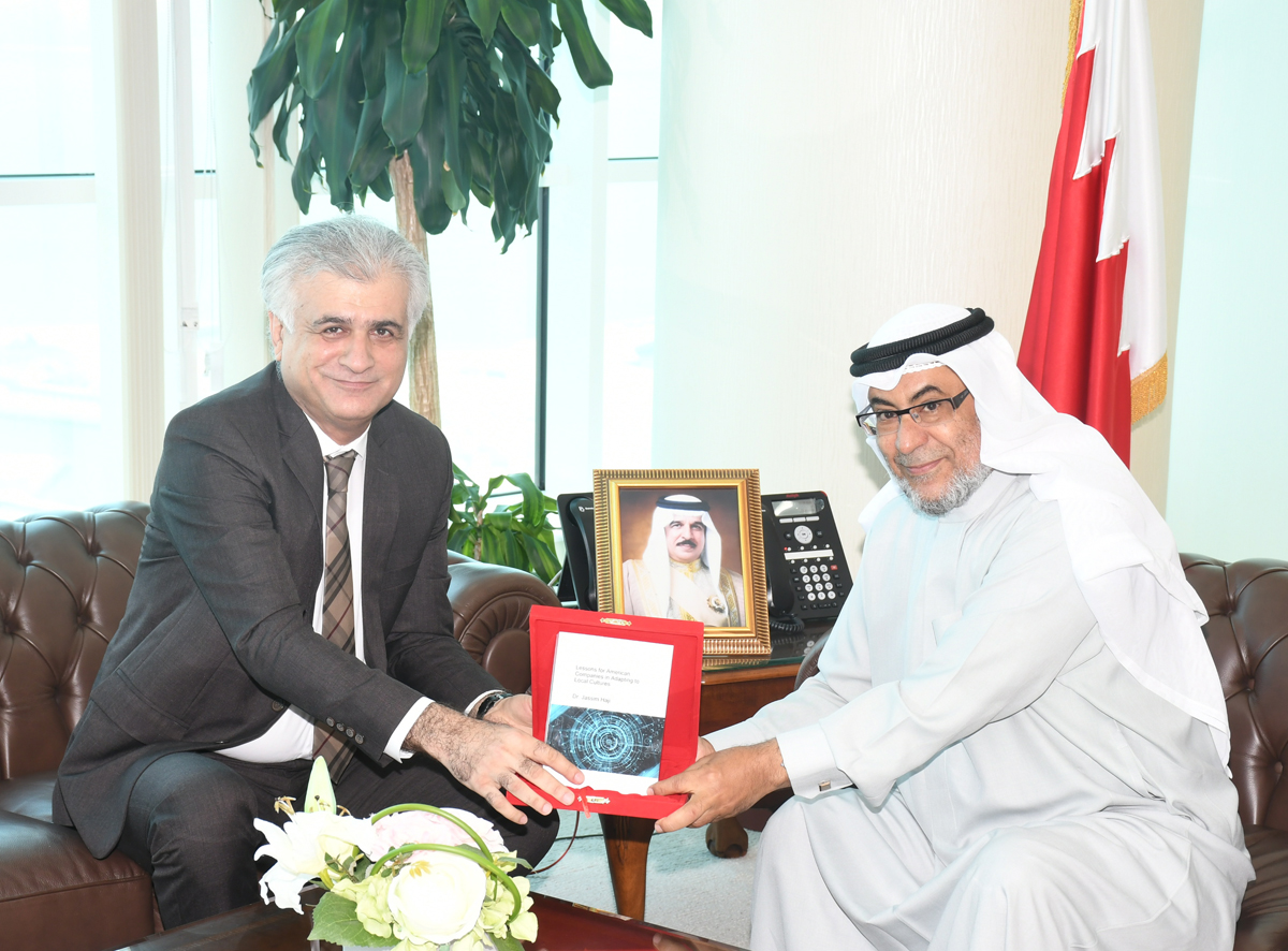 بمناسبة إصدار كتابه "دروس في الثقافة المؤسسية"، وزير شؤون مجلسي الشورى والنواب يستقبل الدكتور جاسم حاجي