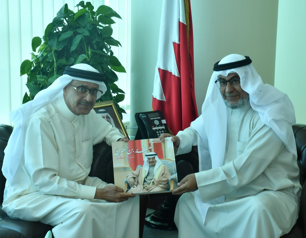 وزير شؤون مجلسي الشورى والنواب يستقبل المؤلف عادل المرزوق