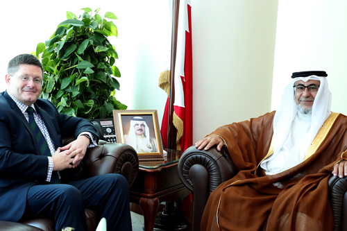 مشيداً بعمق العلاقات بين البلدين وزير شؤون مجلسي الشورى والنواب يستقبل سفير المملكة المتحدة