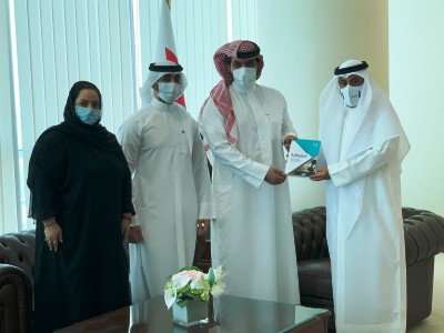 وزير شؤون مجلسي الشورى والنواب يتسلم نسخة من العدد الأول لمجلة "الحقوقية"