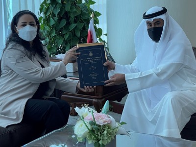 وزير شؤون مجلسي الشورى والنواب يستقبل الباحثة وفاء الذوادي