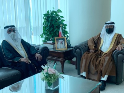 وزير شؤون مجلسي الشورى والنواب يستقبل السفير أحمد الهرمسي الهاجري