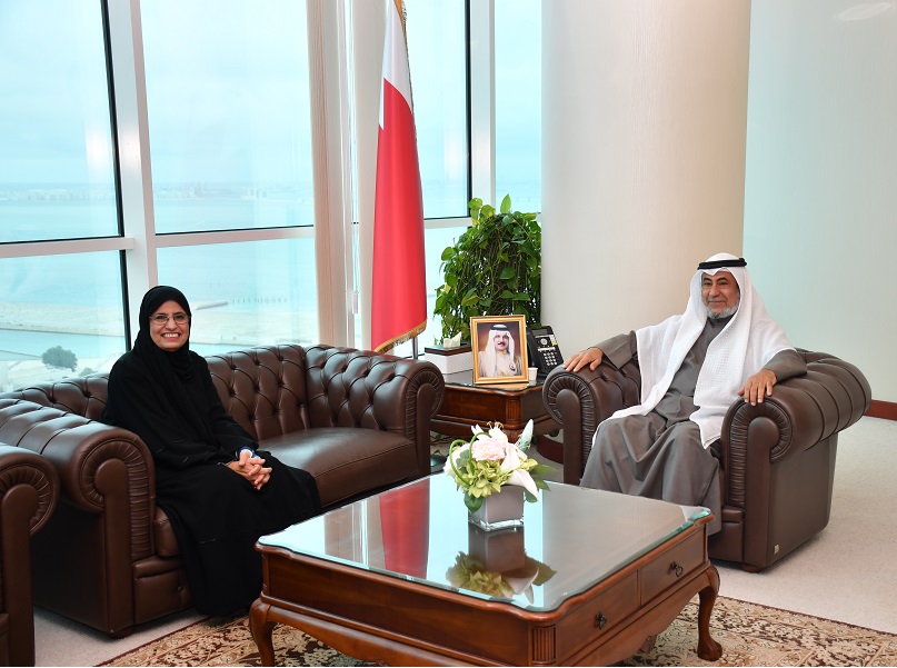 وزير شؤون مجلسي الشورى والنواب يستقبل النائب لولوة الرميحي